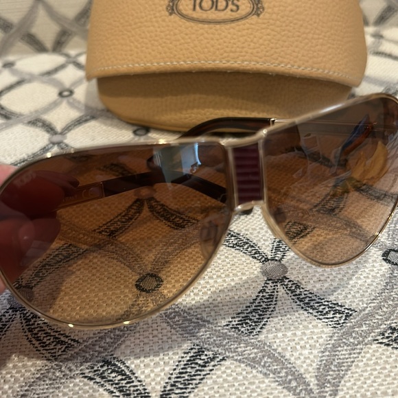 Tods aviator sunglasses with burgundy leather accents - Picture 5 of 9
